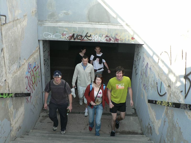 Maraton09 008.jpg - A hurá z podchodu na tramvaj.